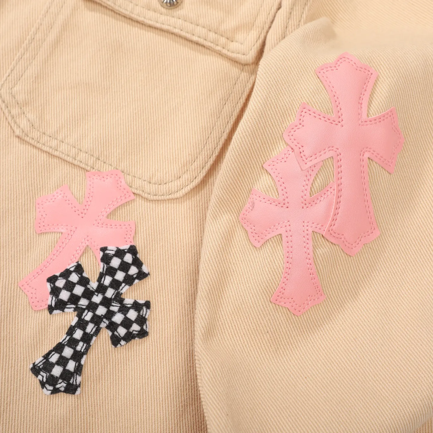 P260 Chrome Hearts丨Chloe Hearts 25ss Cherry Blossom Pink Leather Jacket Same Style for Men and Women WorkDog Pink Leather Jacket, a timeless workwear series. The fabric is made of custom-woven high-density canvas, which took more than two months. It was subsequently lightly coated to give the whole body a glossy look~ Zero color difference was achieved, and the fabric texture details were all in place! The crosses of the accessories are all genuine sheepskin, hand-stitched! The actual texture is better, the upper body is stiff, and it is OK for both men and women. The dark cross leather element has its own aura and can be worn with any outfit to slay the audience! Let you easily control the rate of return! The cross stitching is all lambskin, the inner leather is first-layer calfskin, the hardware is silver-plated, and the details are full. Size: S/M/L/XL Length: 66/68/70/72 Bust: 55/57.5/60/62.5 Shoulder width: 45.5/47.5/49.5/51.5 Sleeve length: 62/63/64/65